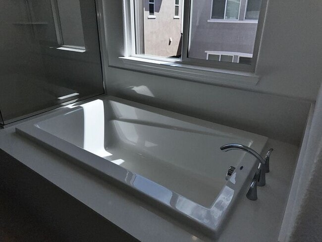 Building Photo - Beautiful 4 bedroom new home in Sierra wes...