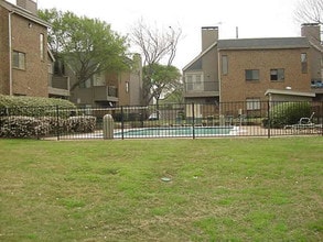 Building Photo - Richland Trace Condominiums