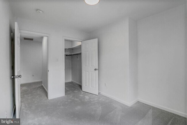 Building Photo - 711 N Wakefield St