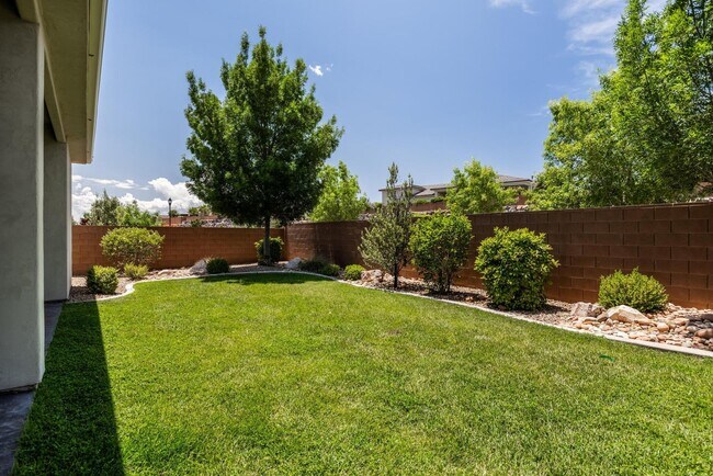 Building Photo - 1861 N Mountain View Dr