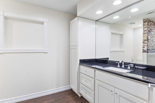 Building Photo - 1918 Crestdale Dr