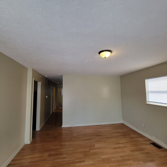 Building Photo - Lawrence Area 4BR House!