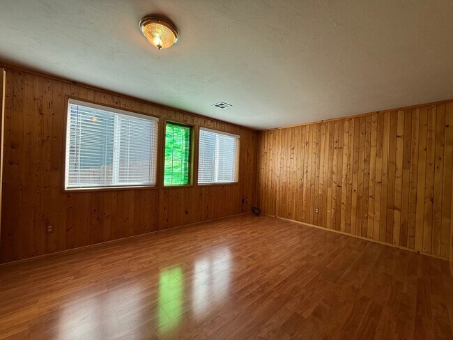 Building Photo - Cute Ashland Cottage | Two bedroom, two bath home | Available Now