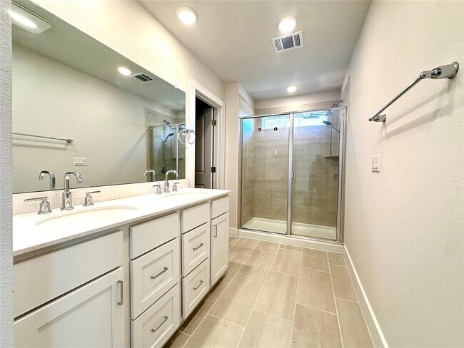 Building Photo - 15701 Ellinger Dr