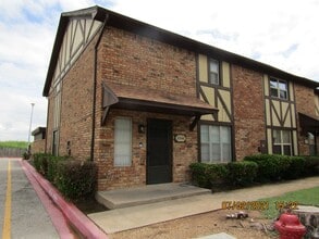 Building Photo - MACARTHUR AREA!! PETS NEGOTIABLE WITH OWNE...