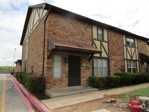 Building Photo - MACARTHUR AREA!! PETS NEGOTIABLE WITH OWNE...
