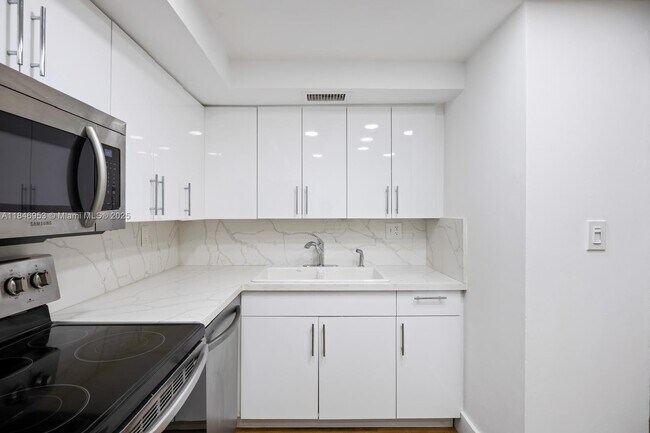 Building Photo - 1440 Brickell Bay Dr