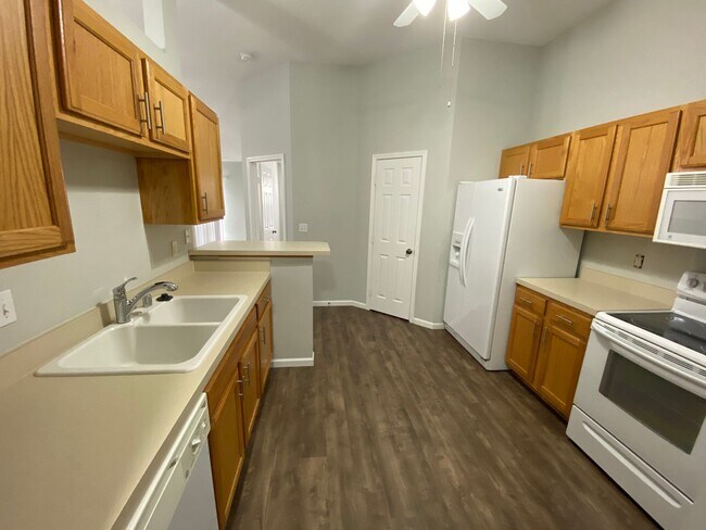 Building Photo - Great Location! 2 Bed 2 Bath 2 car garage.