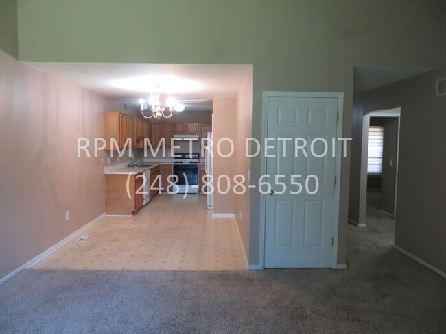 Building Photo - Sterling Heights Condo(16 Mile & Mound)