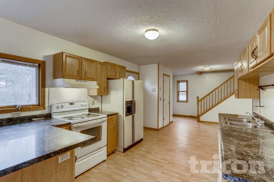 Building Photo - 2144 Sherwood Ave