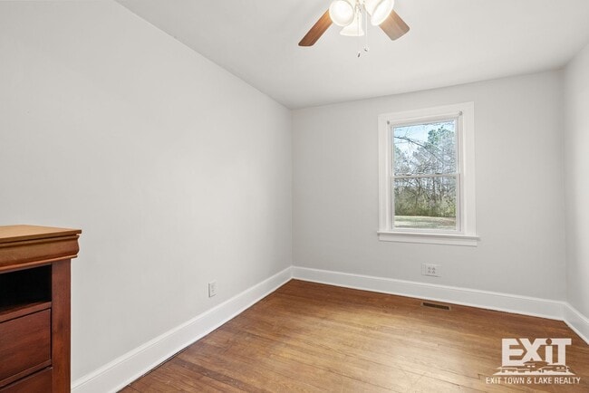 Building Photo - 3 Bedroom/1 Bathroom Brick Ranch For Rent