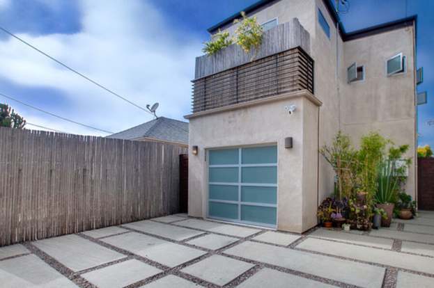 Building Photo - 330 Venice Way