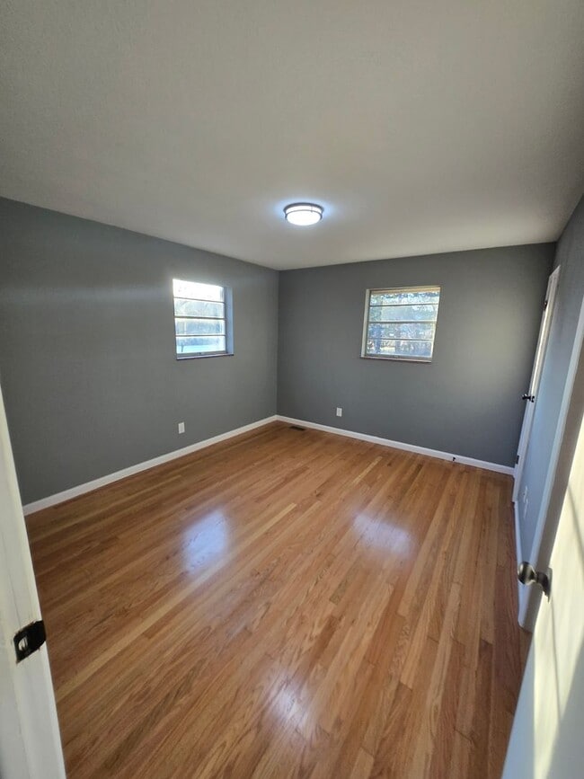 Building Photo - Charming 3-Bedroom, 2-Bathroom Brick Home for Rent