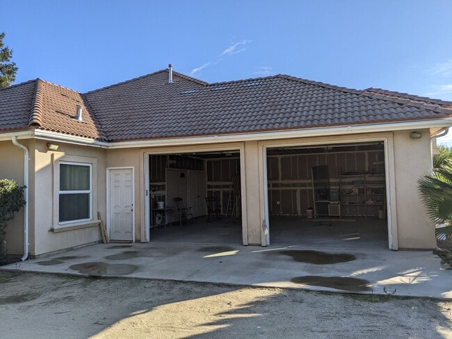 Building Photo - Large custom rural home offering wonderful...