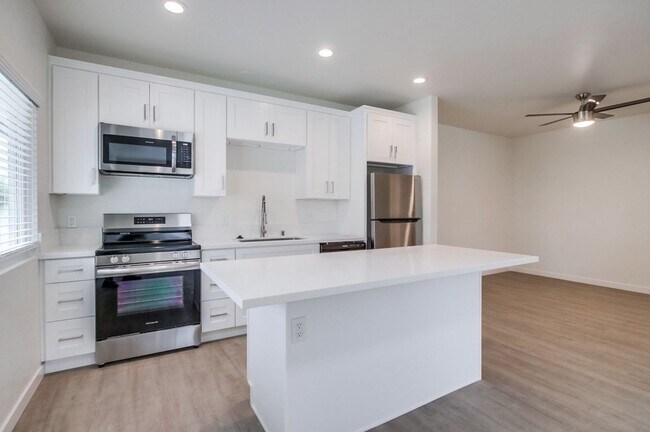 Building Photo - XL Studio - Newly renovated with large wal...