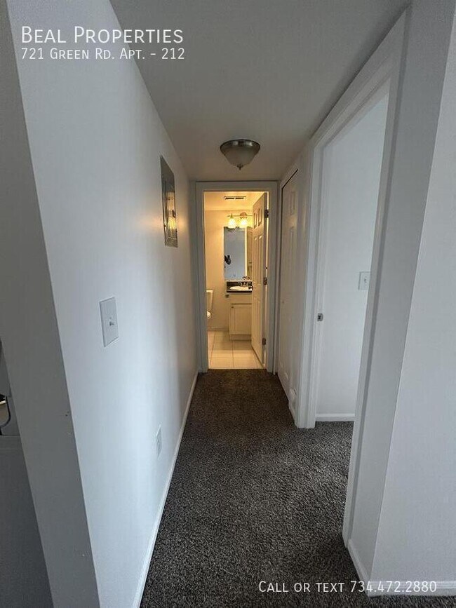 Building Photo - 721 Green Rd