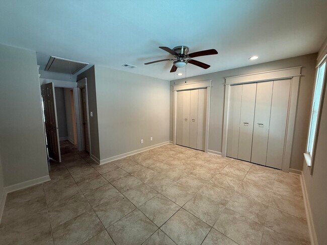 Building Photo - 703 N Lakeside Dr