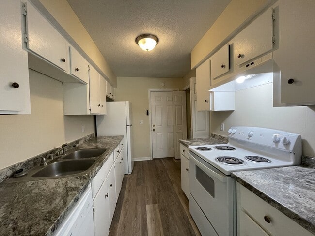 Building Photo - Town House For Rent