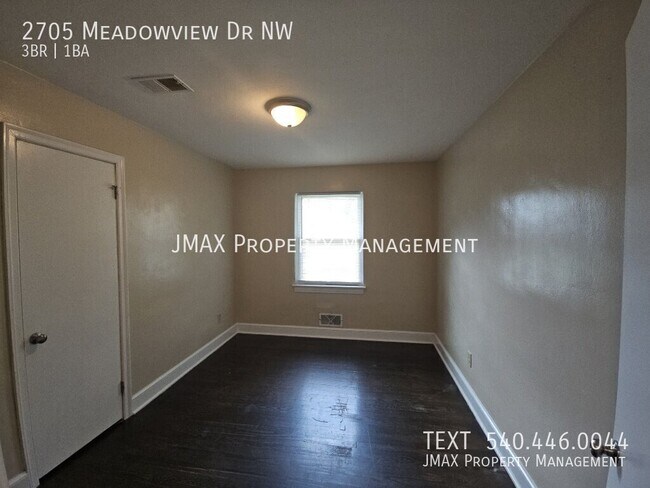 Building Photo - 2705 Meadowview Dr NW