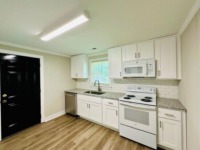 Building Photo - WILSHIRE BLVD - 4 Bedroom - minutes to UNCW!