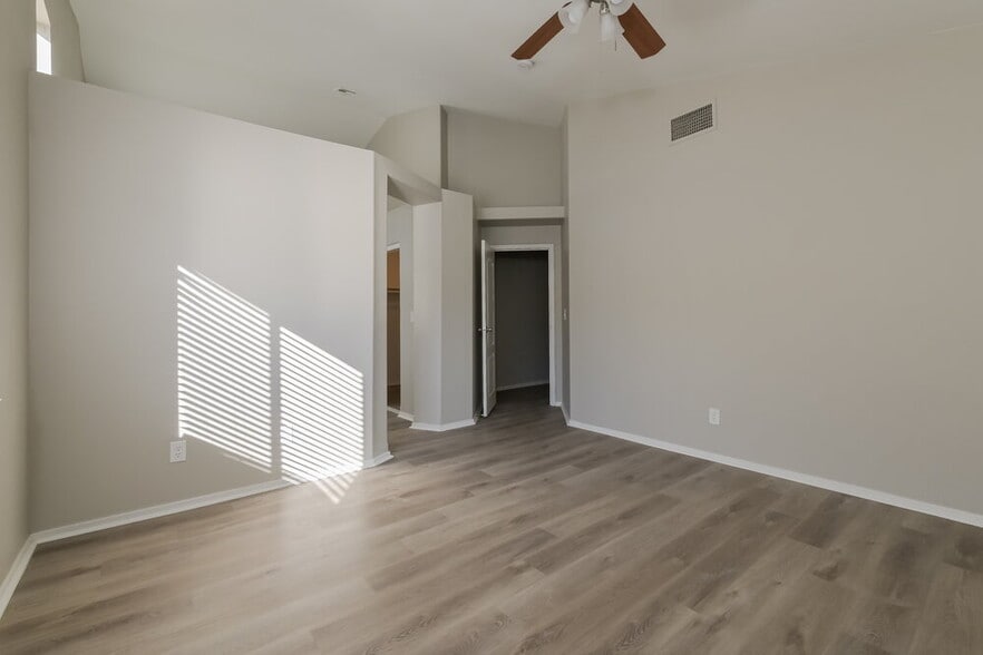 Building Photo - 682 Covina Dr