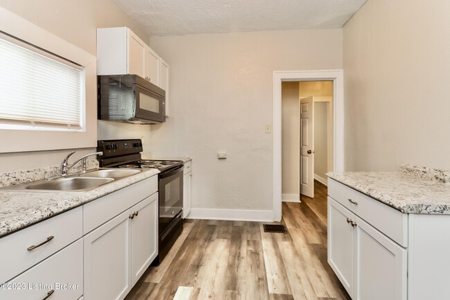 Building Photo - 113 S 43rd St