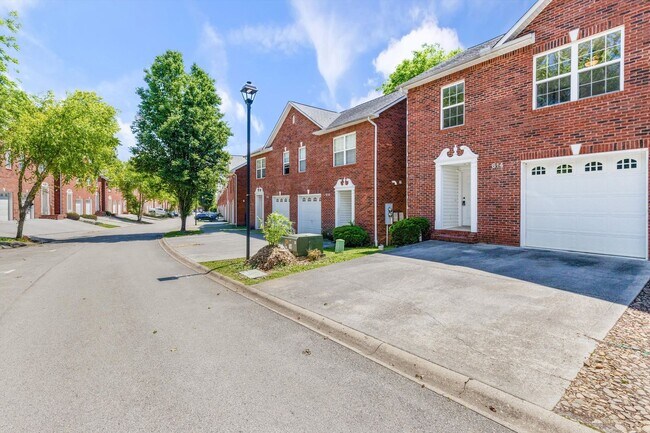 Building Photo - Knoxville 37912 - 3 bedroom, 2.5 bath all ...