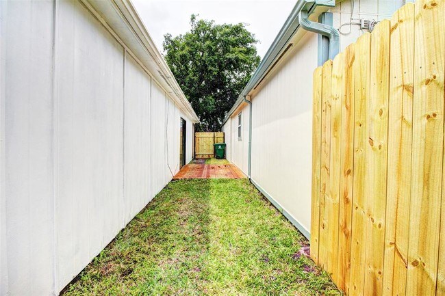 Building Photo - 6615 Briar Terrace Dr
