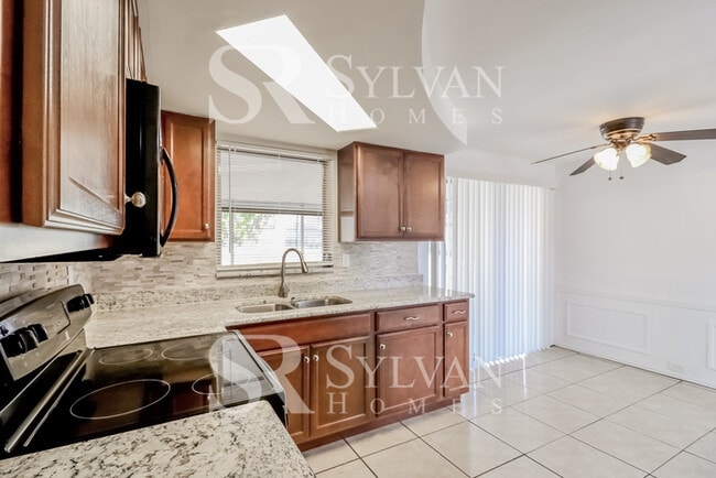 Building Photo - Lovely 2BR 1BA updated home
