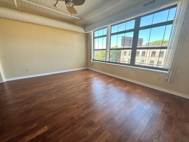 Building Photo - Downtown Luxury Condo in a Newly Renovated...