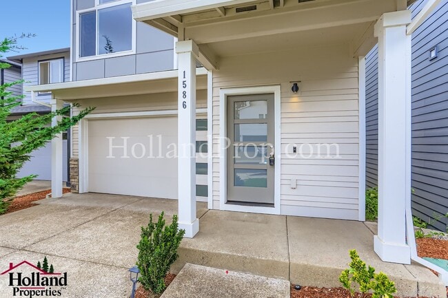 Building Photo - Amaizing 5-Bedroom, with Pergola! Move in special $300 off first month rent*** NEW PRICE at $2,750!