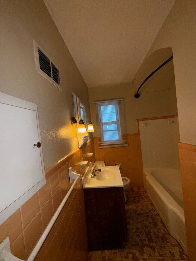 Building Photo - 3401 S Arlington Ave