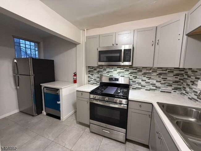 Building Photo - 28 Kenmore Ave