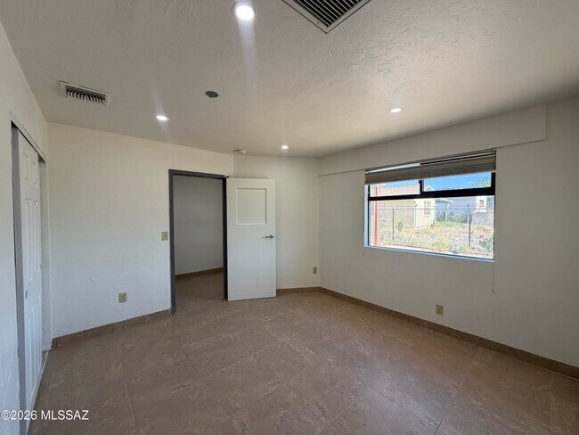 Building Photo - 1741 N 6th Ave