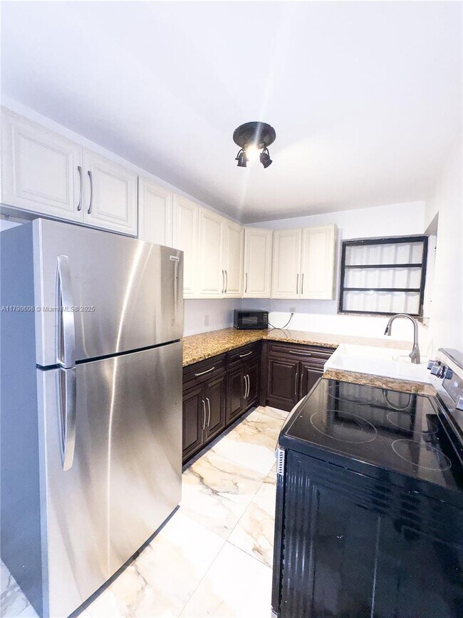 Building Photo - 3151 SW 37th Ave