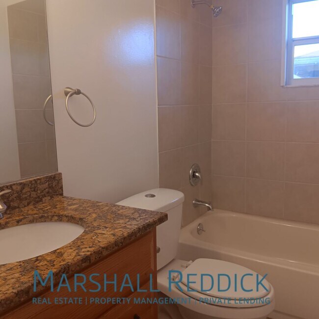 Building Photo - 2 bed 2 bath with a pool