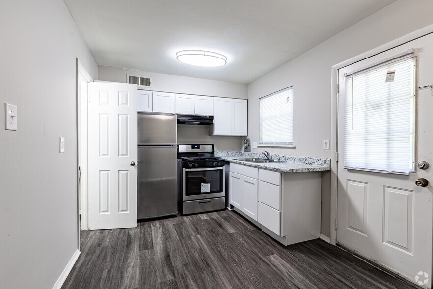 2BR 1.5BA - New Castle Apartments