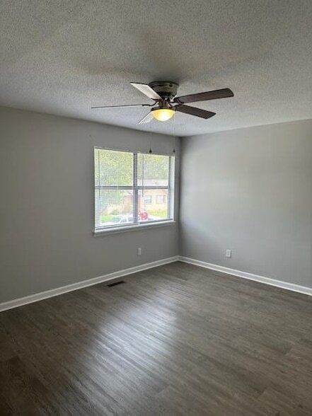 Building Photo - 661 Village Green Dr