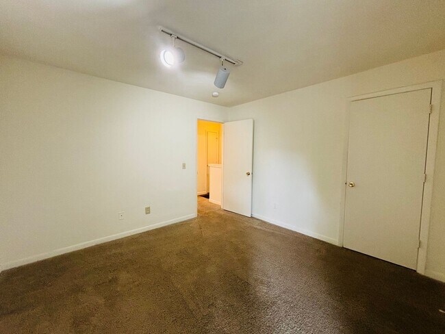 Building Photo - 503 Sunridge Dr