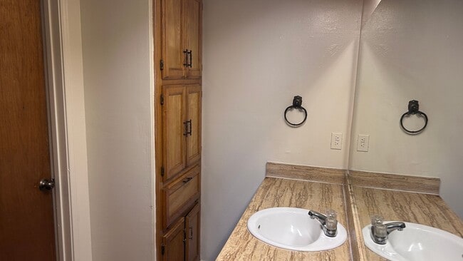 Building Photo - 2 Bedroom/2 Bathroom Duplex