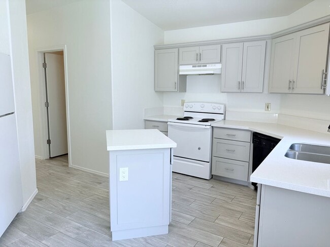 Building Photo - newly remodeled 3 bed/ 2 bath home
