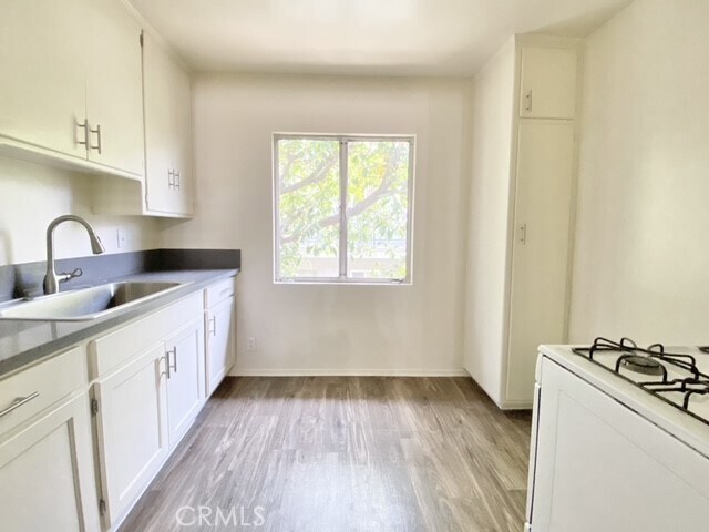 Building Photo - 208 S Mariposa Ave