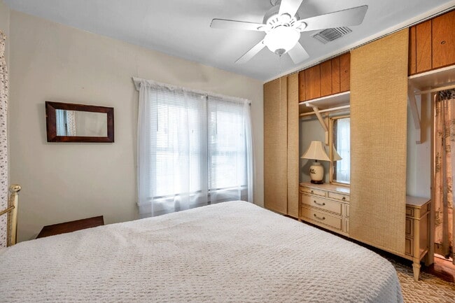 Building Photo - Gulfport Arts District Living — Furnished 3BR Bungalow with Large Yard and Easy Coastal Access |