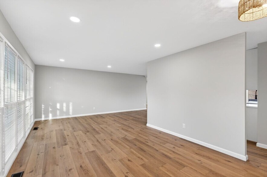 Building Photo - 5016 Fernhill Dr