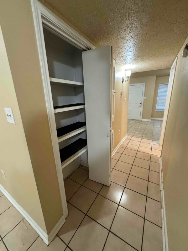 Building Photo - 40468 W Hernandez Ave