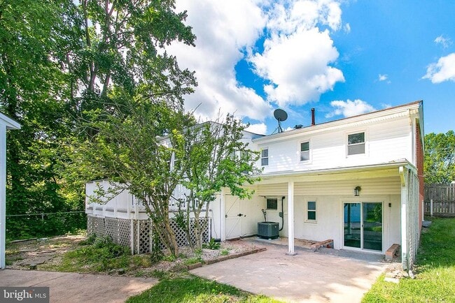 Building Photo - 9802 Lomond Dr