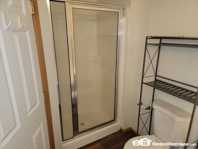 Building Photo - Available now! A gorgeous 2 bedroom, 1 1/2 bath end unit townhome in Farmington!