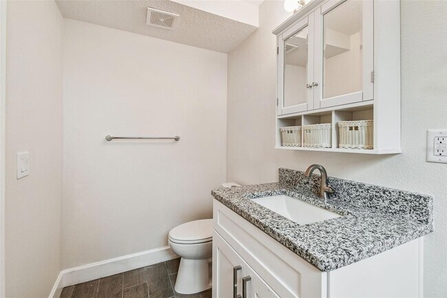 Building Photo - 650 E Tarpon Ave