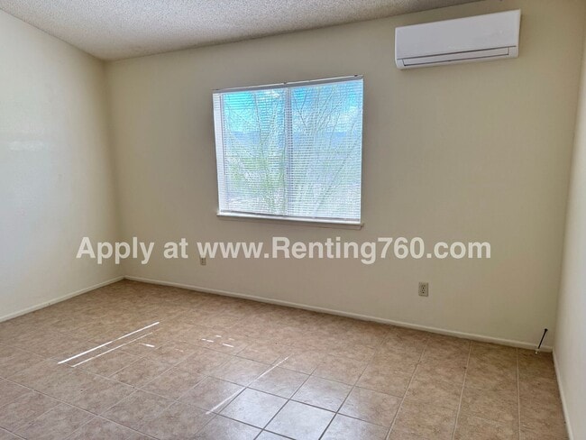 Building Photo - Spacious 2 Bed 1 Bath Home With Indoor Lau...