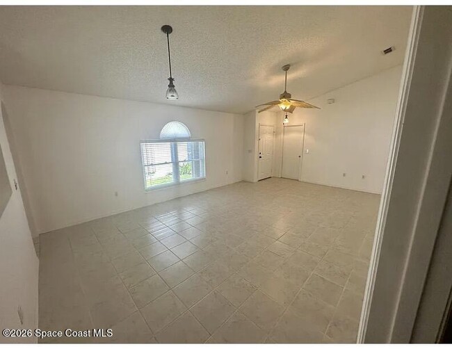 Building Photo - 2089 Redwood Cir